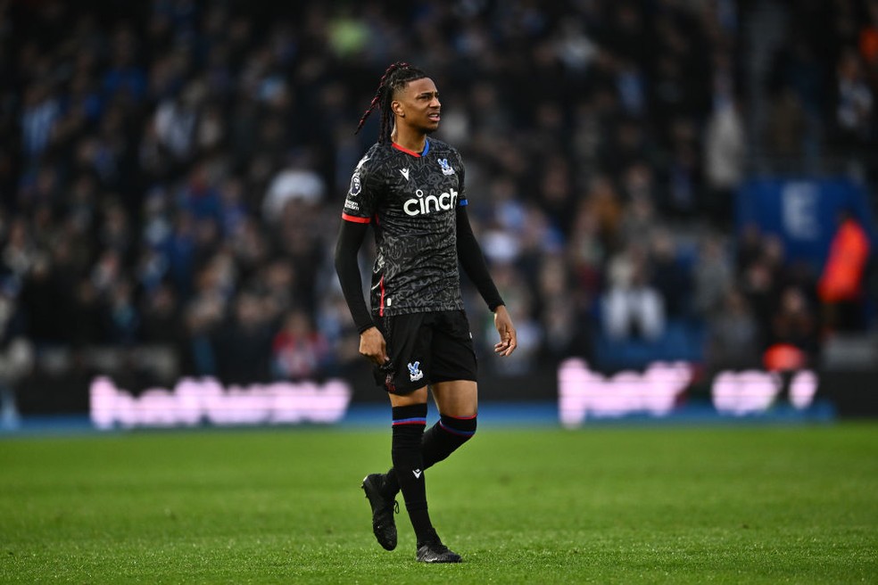 Olise em campo combinando chuteiras pelo Cristal Palace — Foto: Sebastian Frej/MB Media/Getty Images