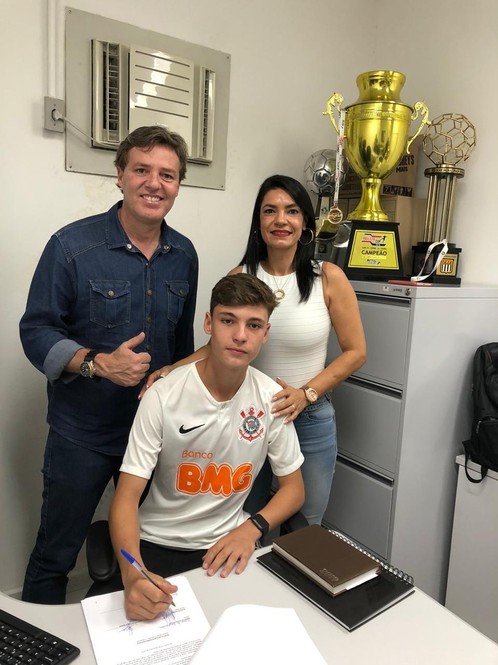 Breno Bidon e os pais ao assinar contrato com o Corinthians na base — Foto: Arquivo pessoal