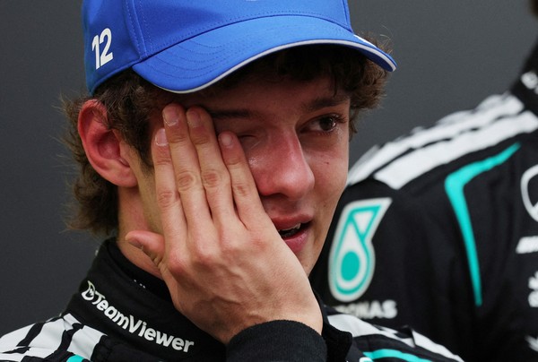 Kimi Antonelli se emociona após vencer pela primeira vez na F1 — Foto: Go Nakamura/Reuters