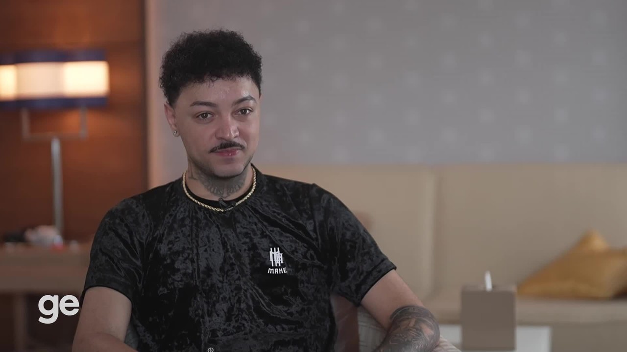 Barbeiro viaja 24 horas para cuidar do visual dos jogadores do Flamengo no Catar, elevando o estilo em campo