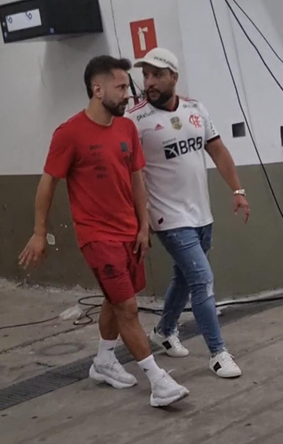 Everton Ribeiro deixa o Maracanã com possível lesão no braço esquerdo — Foto: Thiago Lima / ge