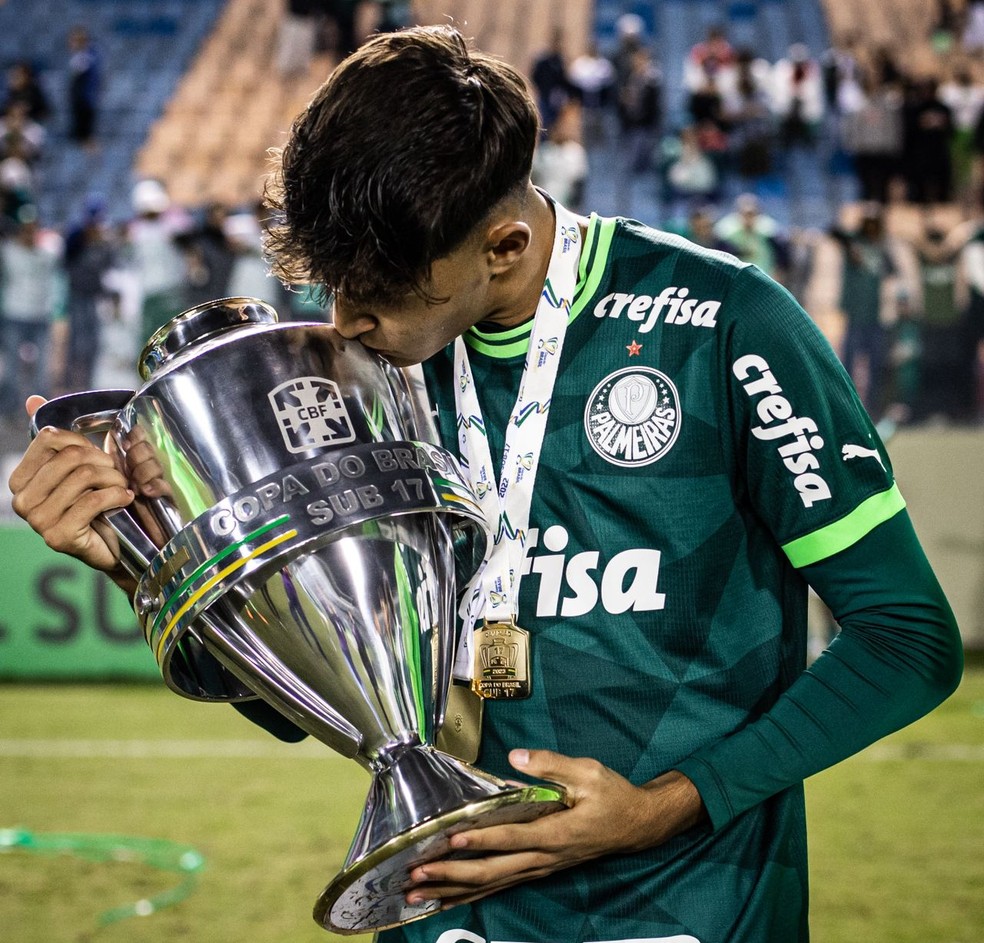 DE SAÍDA! Palmeiras libera jovem da base para assinar com time dos Emirados Árabes!
