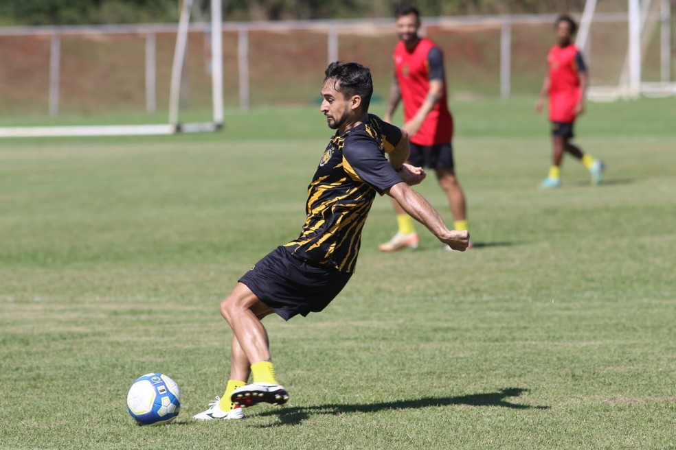 Xavier &eacute; titular no esquema de Adilson Batista &mdash; Foto: Jadison Sampaio/AMFC