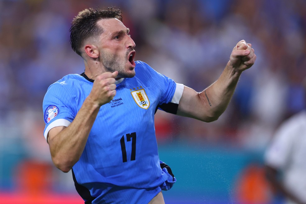 Viña marca para o Uruguai na Copa América contra o Panamá — Foto: Megan Briggs/Getty Images