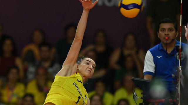 Gabi ataca bola em Conegliano x Osasco, pelo Mundial de Clubes Feminino de vôlei