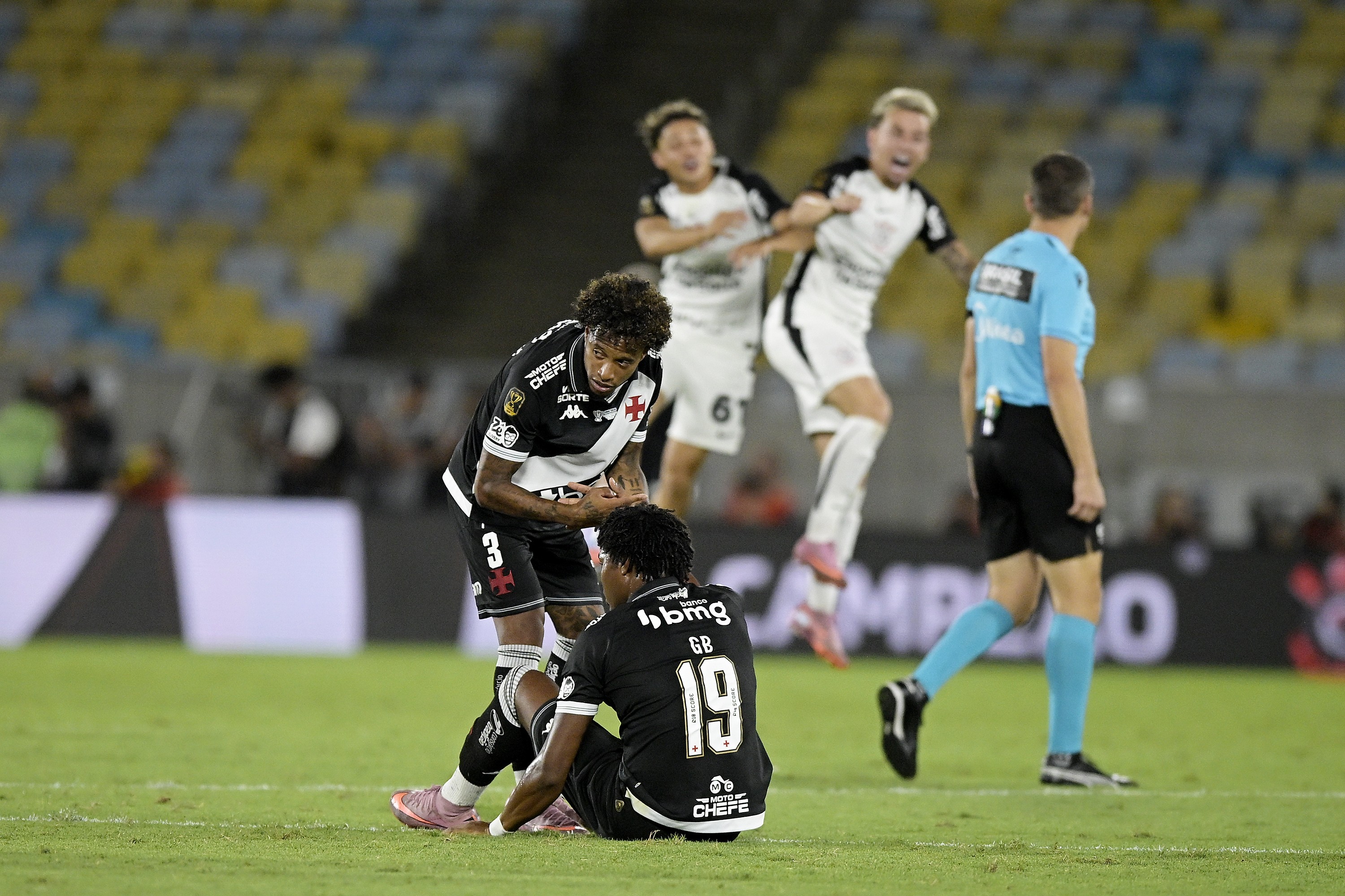 Vasco termina a temporada com quase 100 gols sofridos; Diniz cobra ...