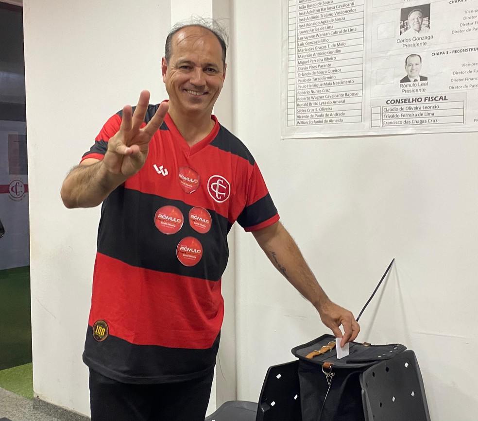 Rômulo Leal, na tarde deste domingo, votando no Campinense — Foto: Divulgação