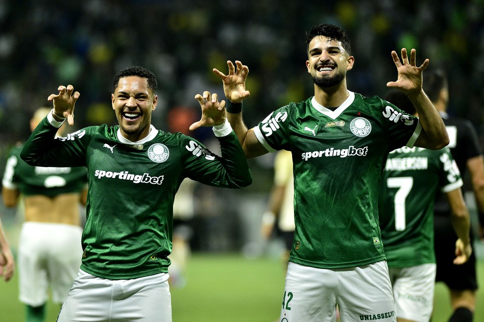 Vitor Roque comemorando com Flaco López pelo Palmeiras