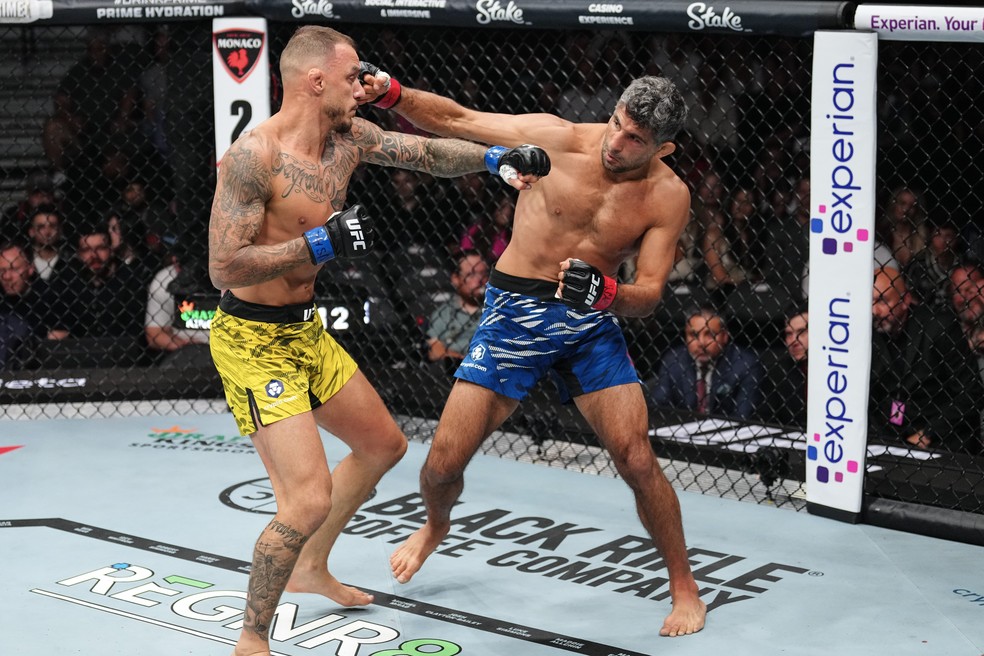 Beneil Dariush venceu Renato Moicano por decisão unânime (triplo 29-28) — Foto: Jeff Bottari/Getty Images