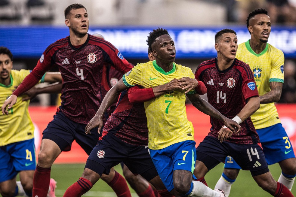 Defesa da Costa Rica abraça Vini Jr no jogo contra o Brasil — Foto: Pedro Martins / Foto FC