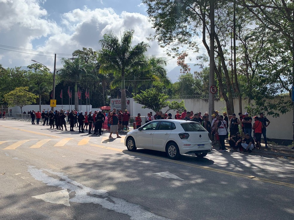Protesto no Ninho do Urubu nesta sexta-feira — Foto: Igor Mattos