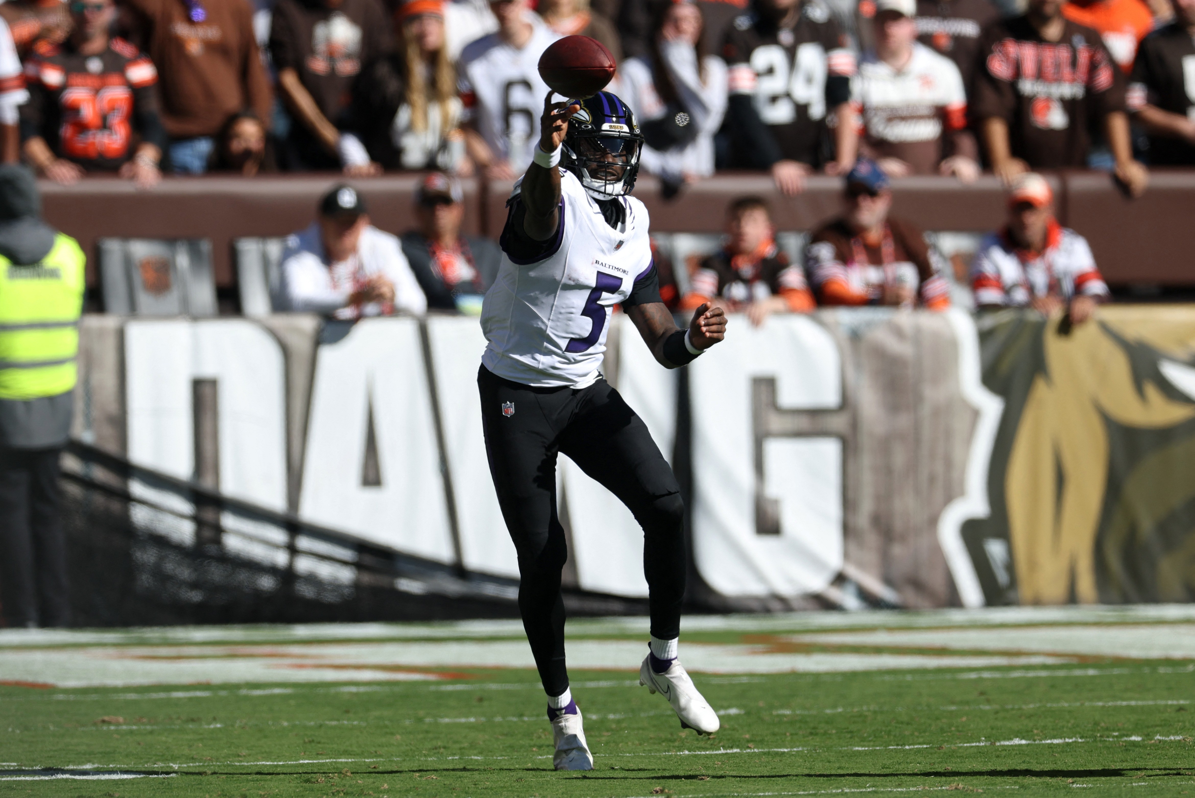 Sem Lamar Jackson, Baltimore Ravens leva virada no fim e perde para o Cleveland Browns na NFL