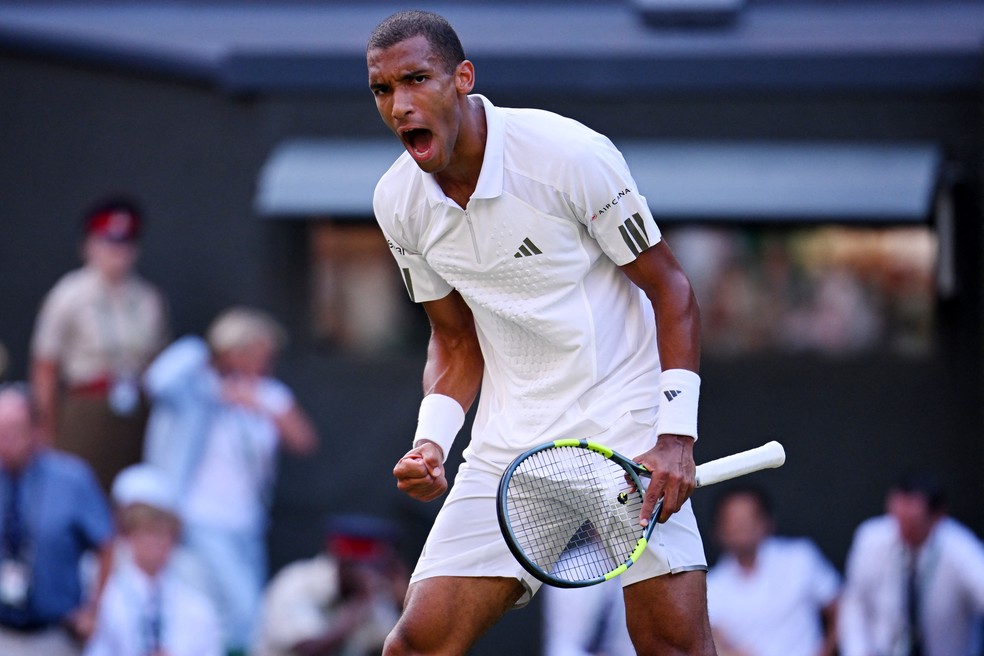 Félix Auger-Aliassime em partida contra Novak Djokovic em Wimbledon — Foto: Reuters