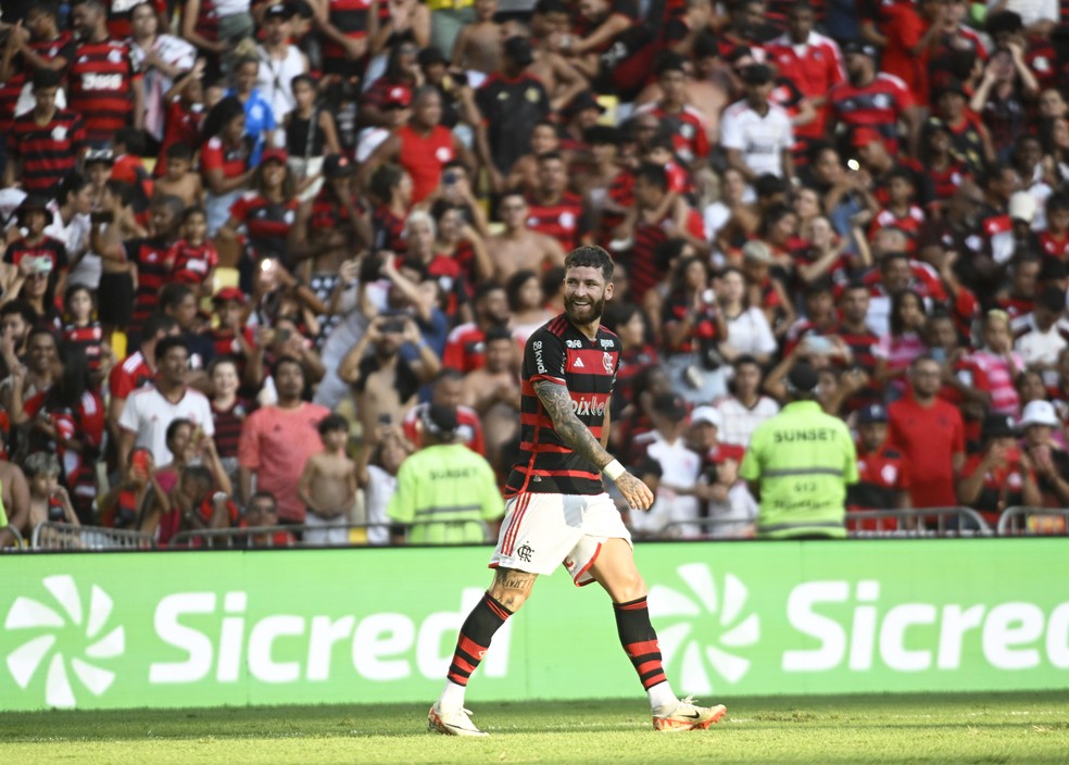 Leo Pereira comemora gol de falta em Flamengo x Madureira — Foto: André Durão / ge