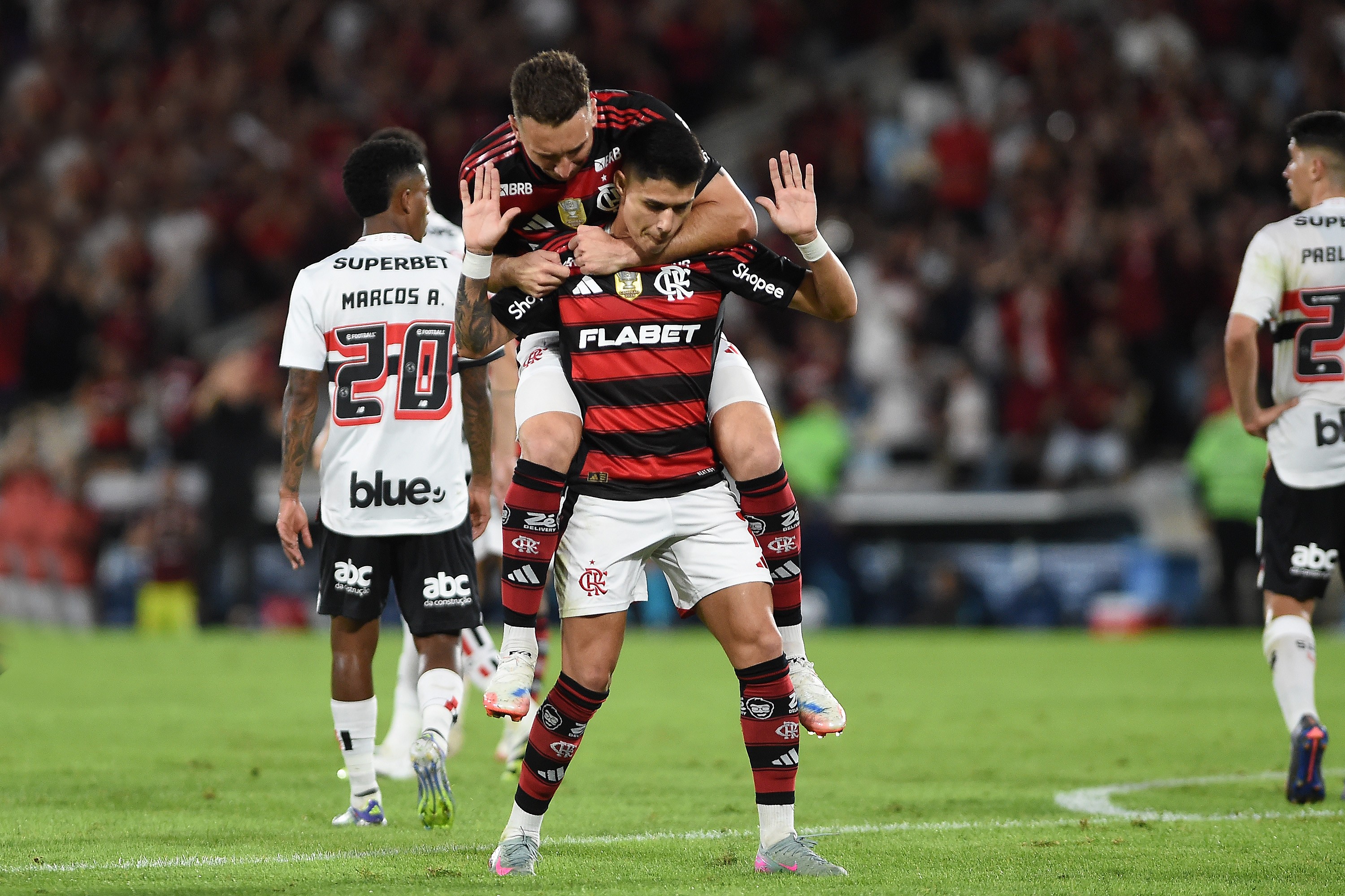 Destaques de Flamengo: Luiz Araújo se destaca, Jorginho brilha contra São Paulo.