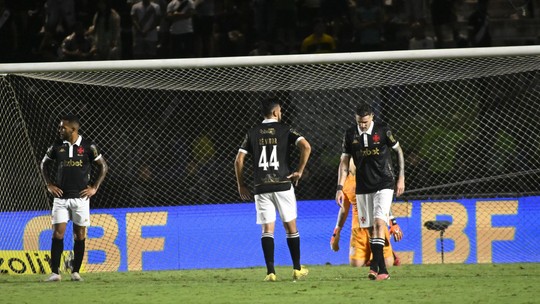 PC de Oliveira vê pênalti não marcado a favor do Vasco contra o Corinthians