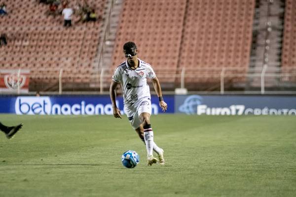 Edson Lucas celebra estreia pelo Vitória e destaca trabalho para ...