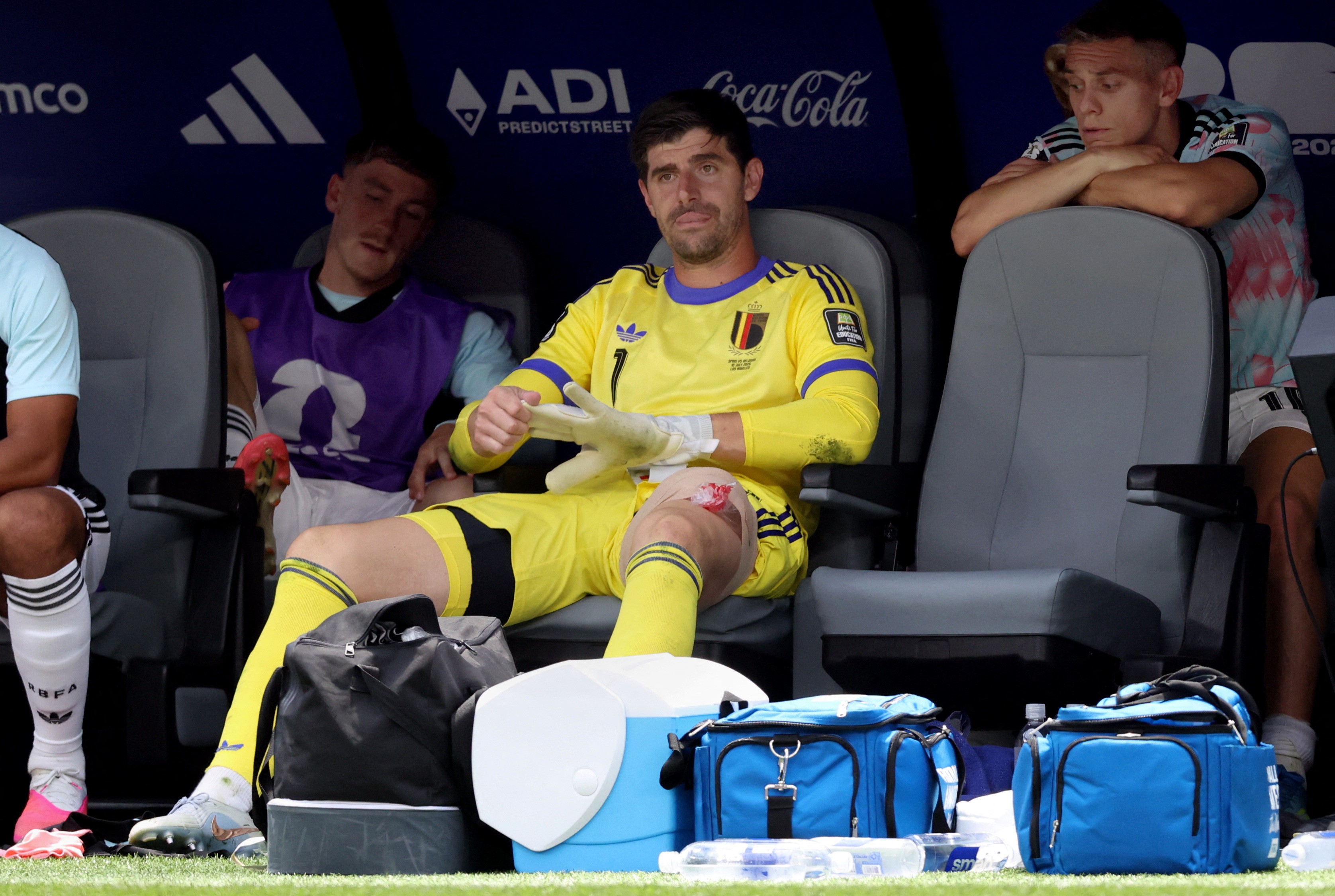 Exame descarta lesão grave em Courtois, substituído em eliminação da Bélgica na Copa