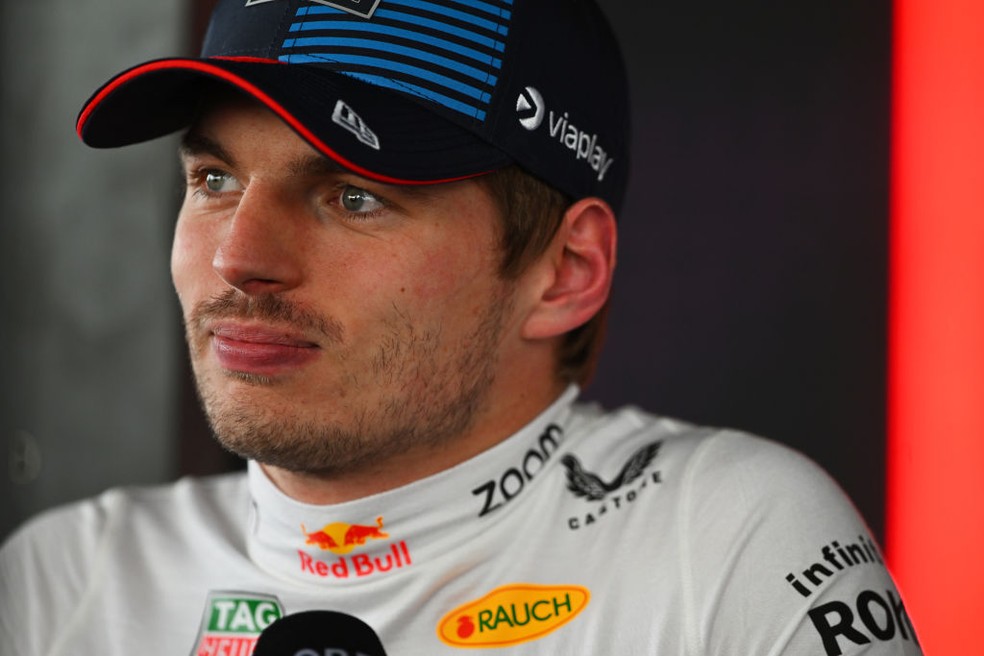 Max Verstappen concede entrevistas durante o GP do México da F1 em 2024 — Foto: Rudy Carezzevoli/Getty Images