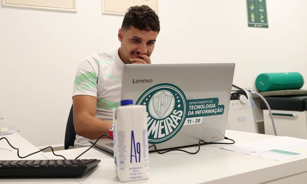 Raphael Veiga durante reapresentação do Palmeiras na Academia do Futebol — Foto: Cesar Greco/Palmeiras