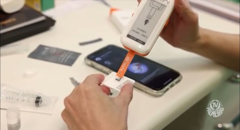 Ferramenta usada para medir o percentual de hidratação dos atletas — Foto: Palmeiras / Divulgação