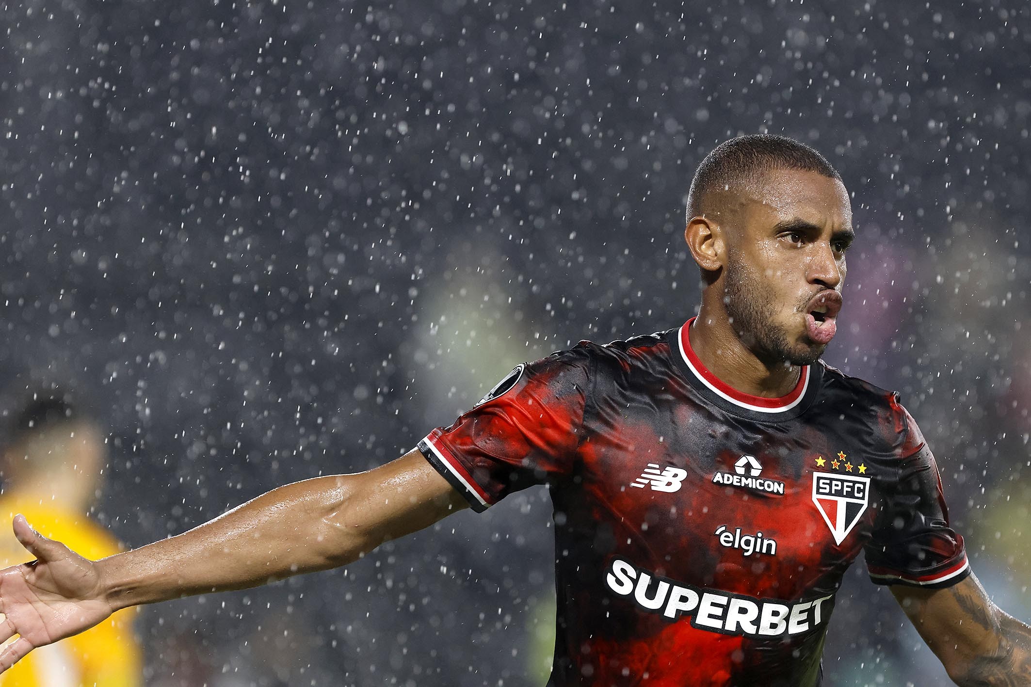 André Silva falha, mas se recupera e garante vitória do São Paulo