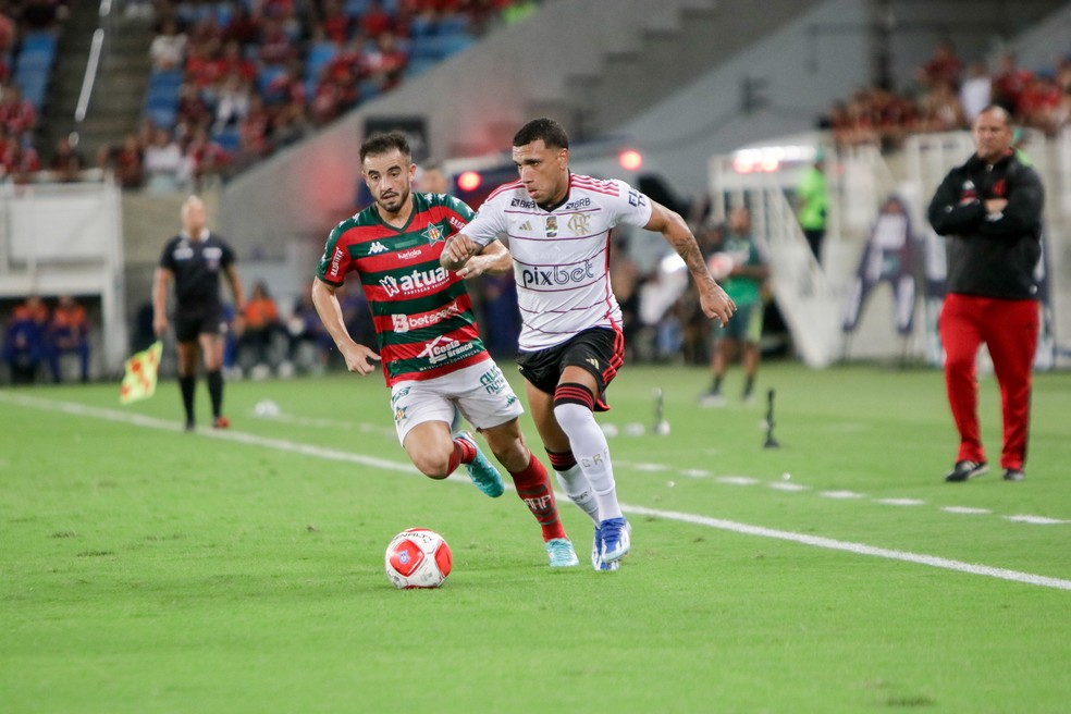 Portuguesa x Flamengo, Petterson, Mário Jorge, Arena das Dunas — Foto: Augusto Ratis/AGIF