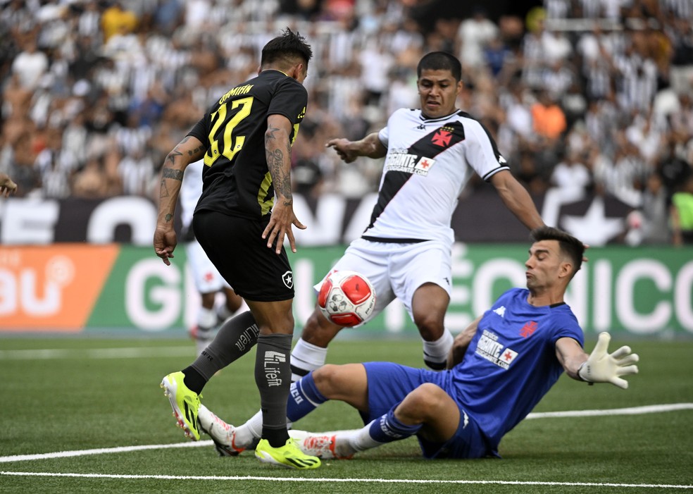 Damin Surez perde chance cara a cara com Lo Jardim em Botafogo x Vasco  Foto: Andr Duro / ge