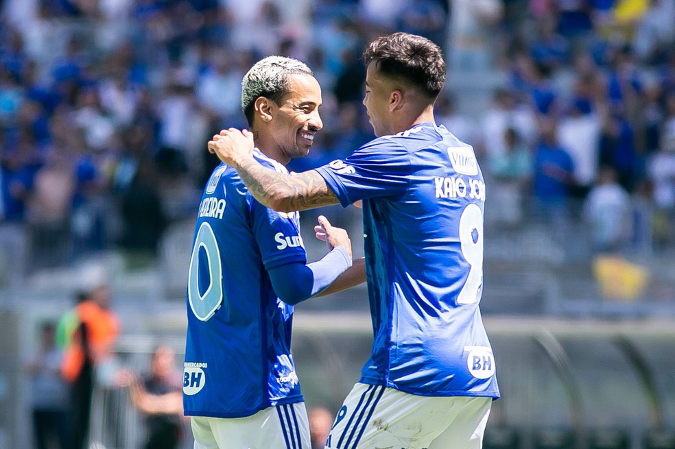 Matheus Pereira comemora com o Kaio Jorge, autor do terceiro gol do Cruzeiro — Foto: Fernando Moreno/AGIF