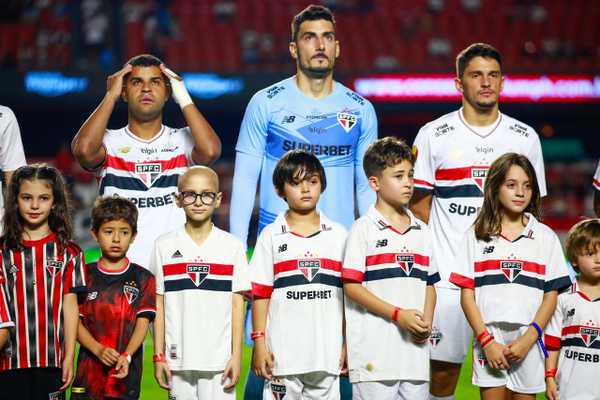 MAIS QUE UM ESPORTE: Criança supera desafio e realiza sonho de entrar em campo com São Paulo