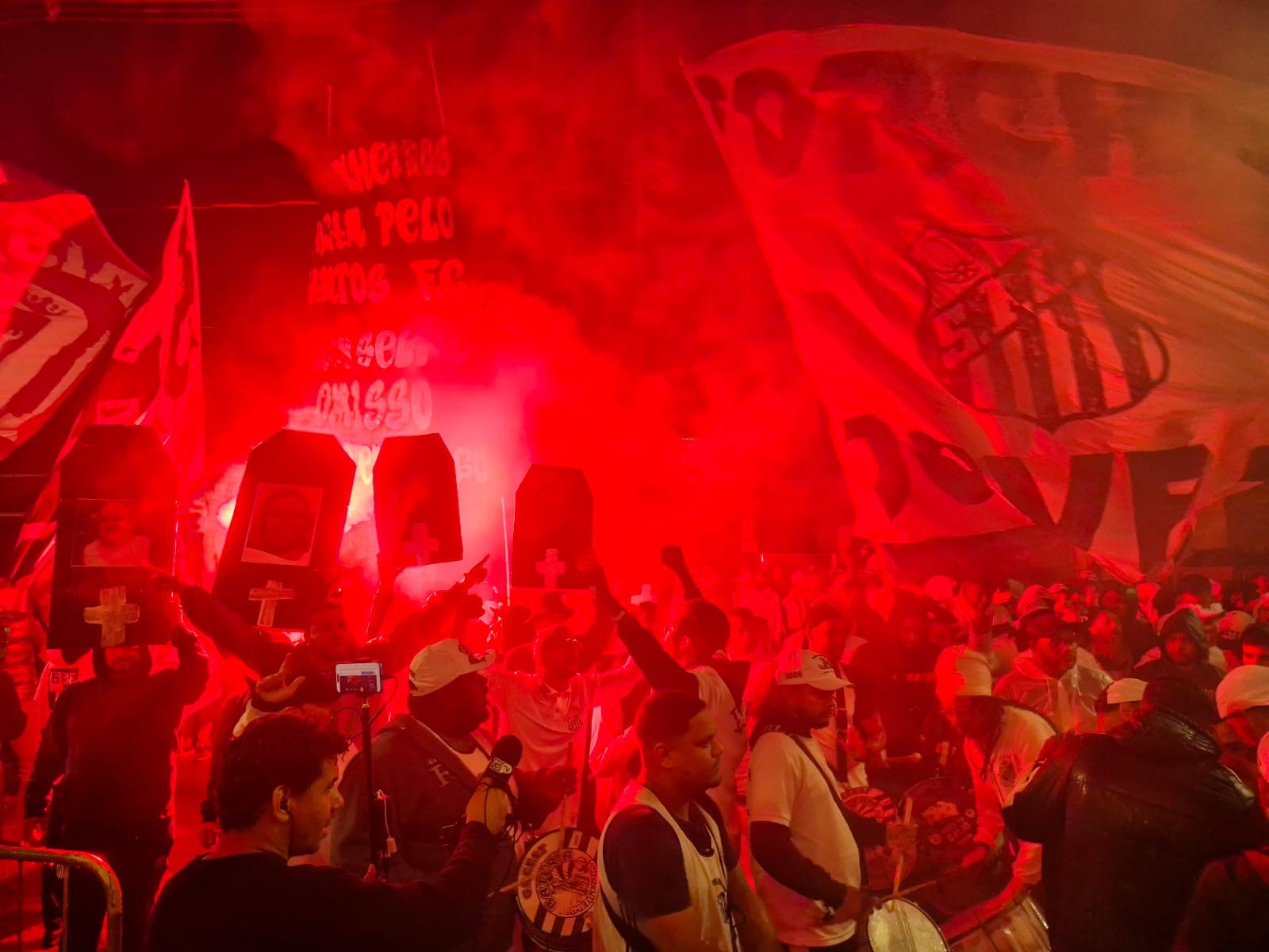 Torcida do Santos protesta na Vila contra conselheiros e diretoria | Ge