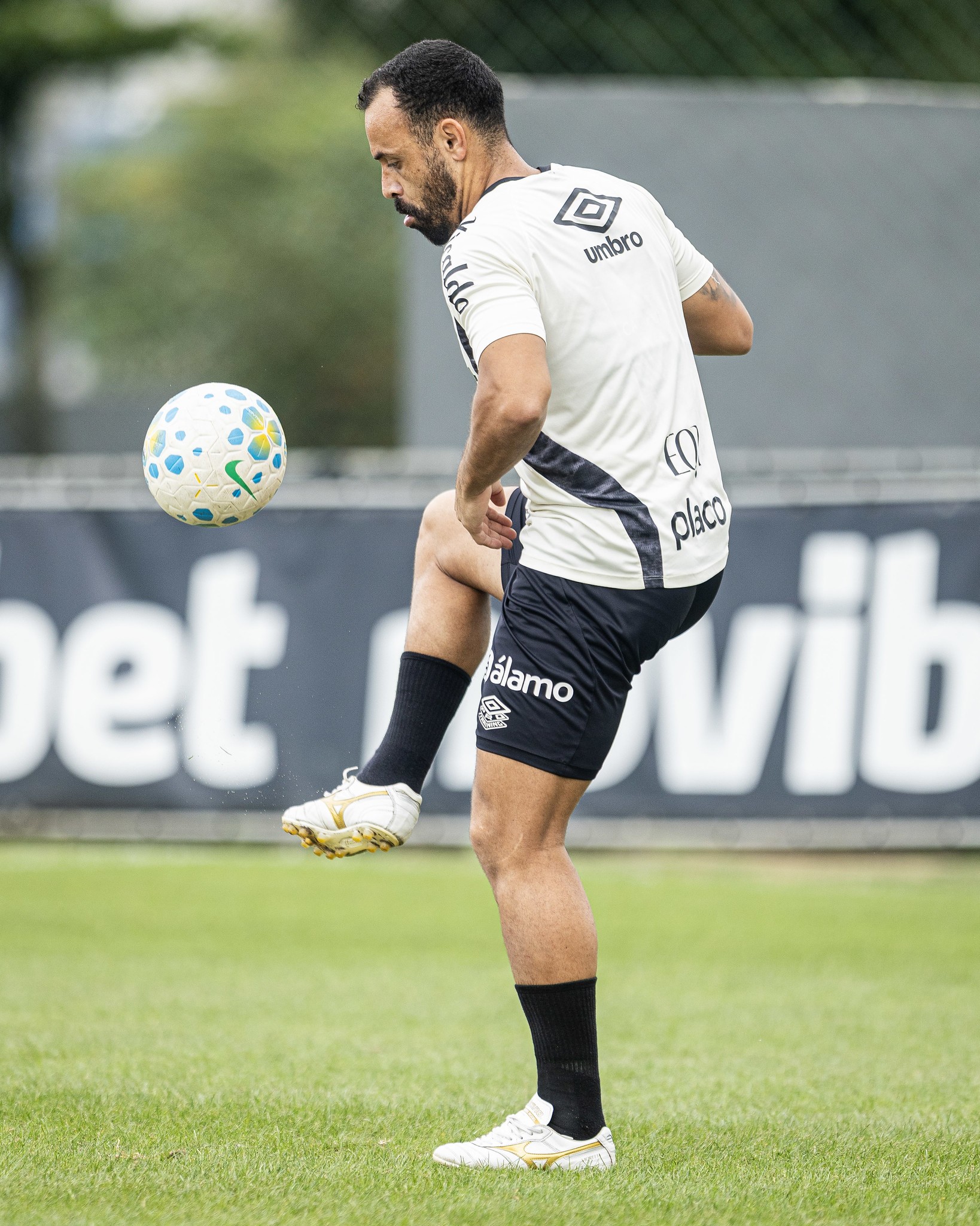 Moisés perde espaço e vira última opção no ataque no Santos