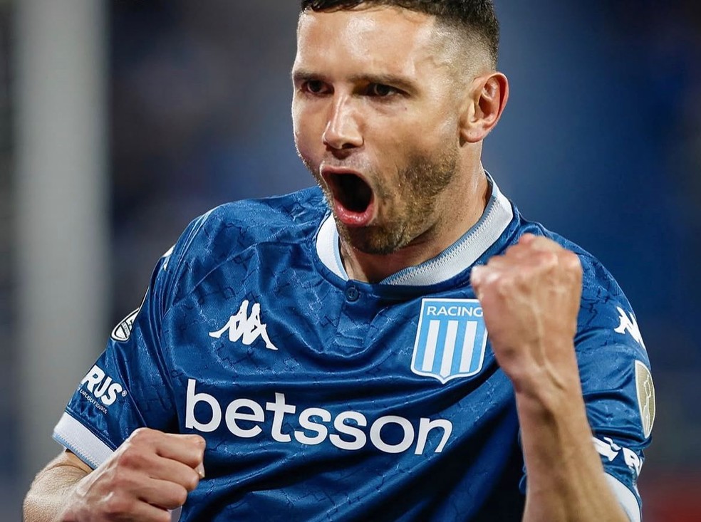 Adrián Martínez em ação pelo Racing em partida da Libertadores.