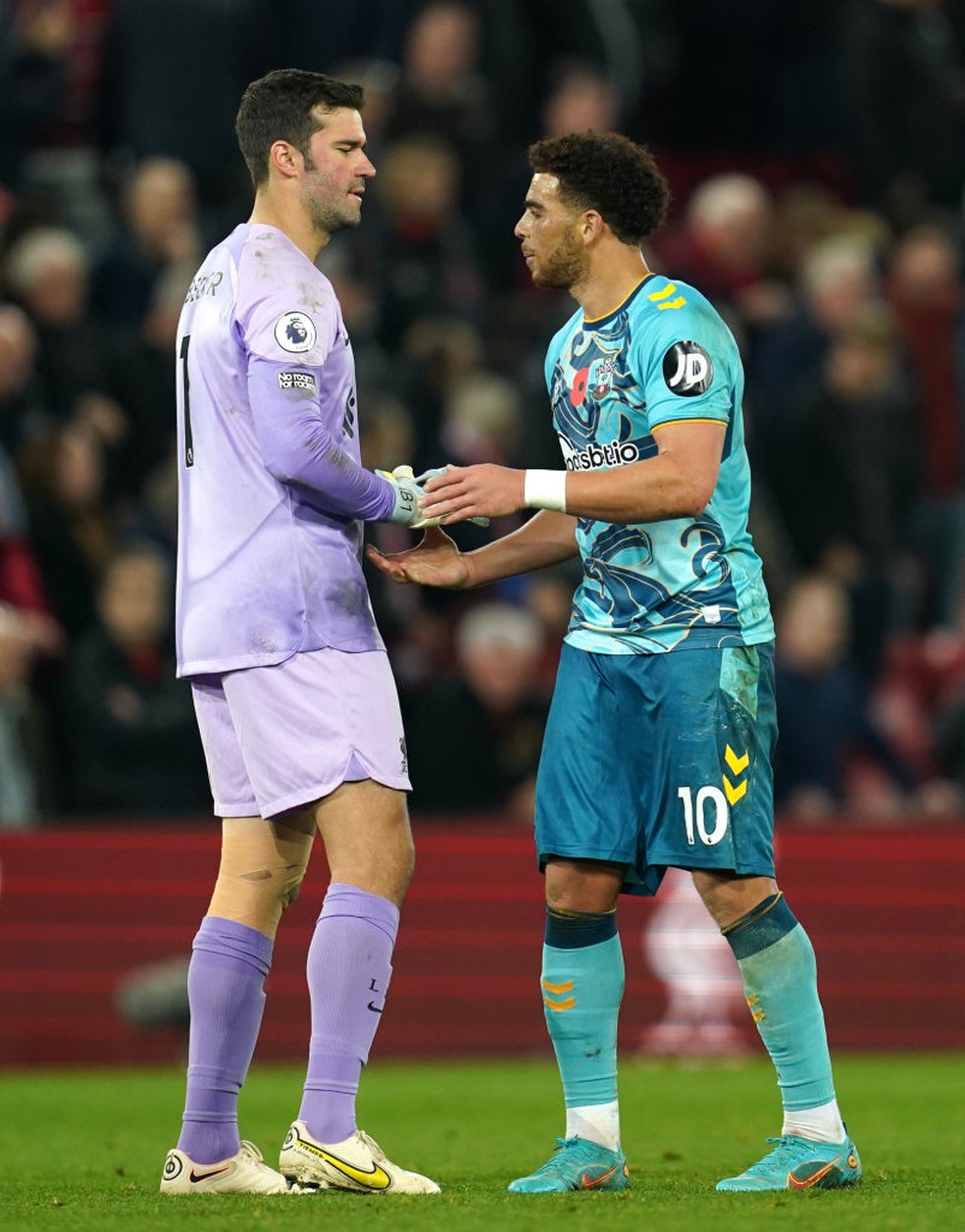 Alisson e Che Adams durante partida entre Liverpool e Southampton