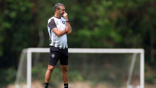 Treino tático e ação com crianças: veja como foi a volta da folga do Botafogo