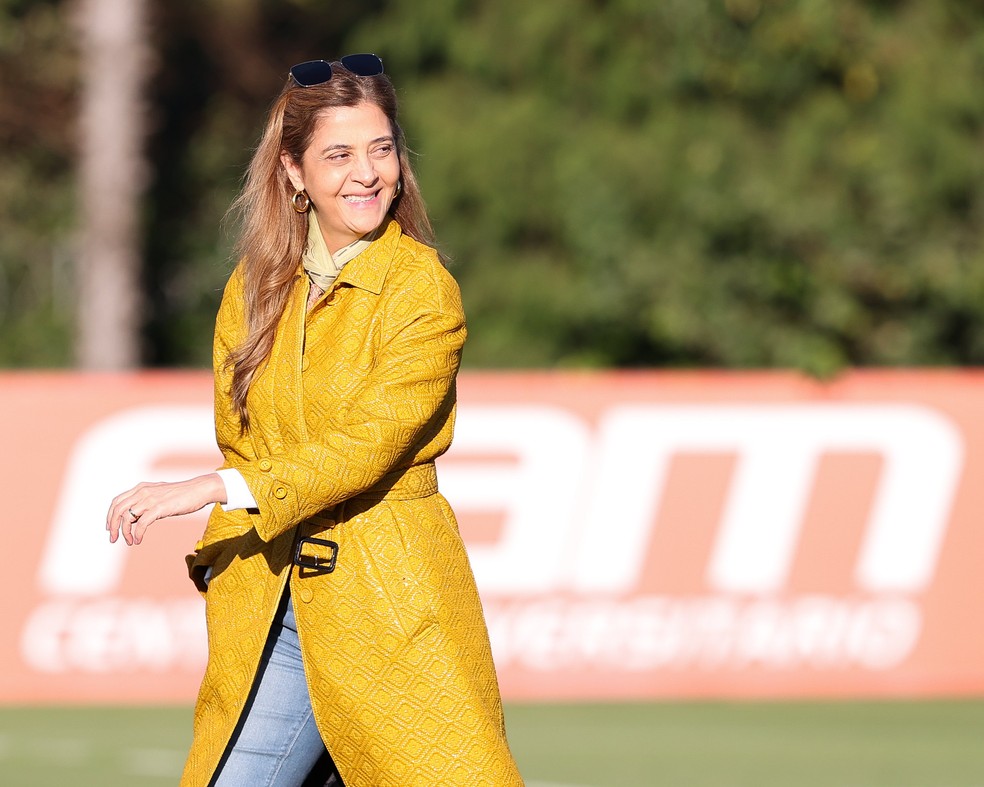 Leila Pereira, presidente do Palmeiras, durante treino na Academia de Futebol � Foto: Cesar Greco