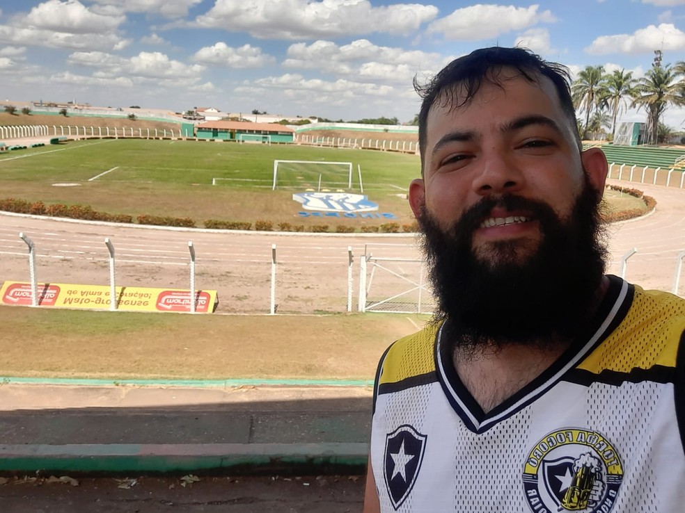 Torcedor do Botafogo que viajou 1200km de moto para ver jogo degusta  experiência e aposta em melhora do clube: Vamos virar, ro