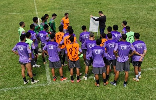Elenco do V&aacute;rzea Grande durante treinamento &mdash; Foto: Assessoria