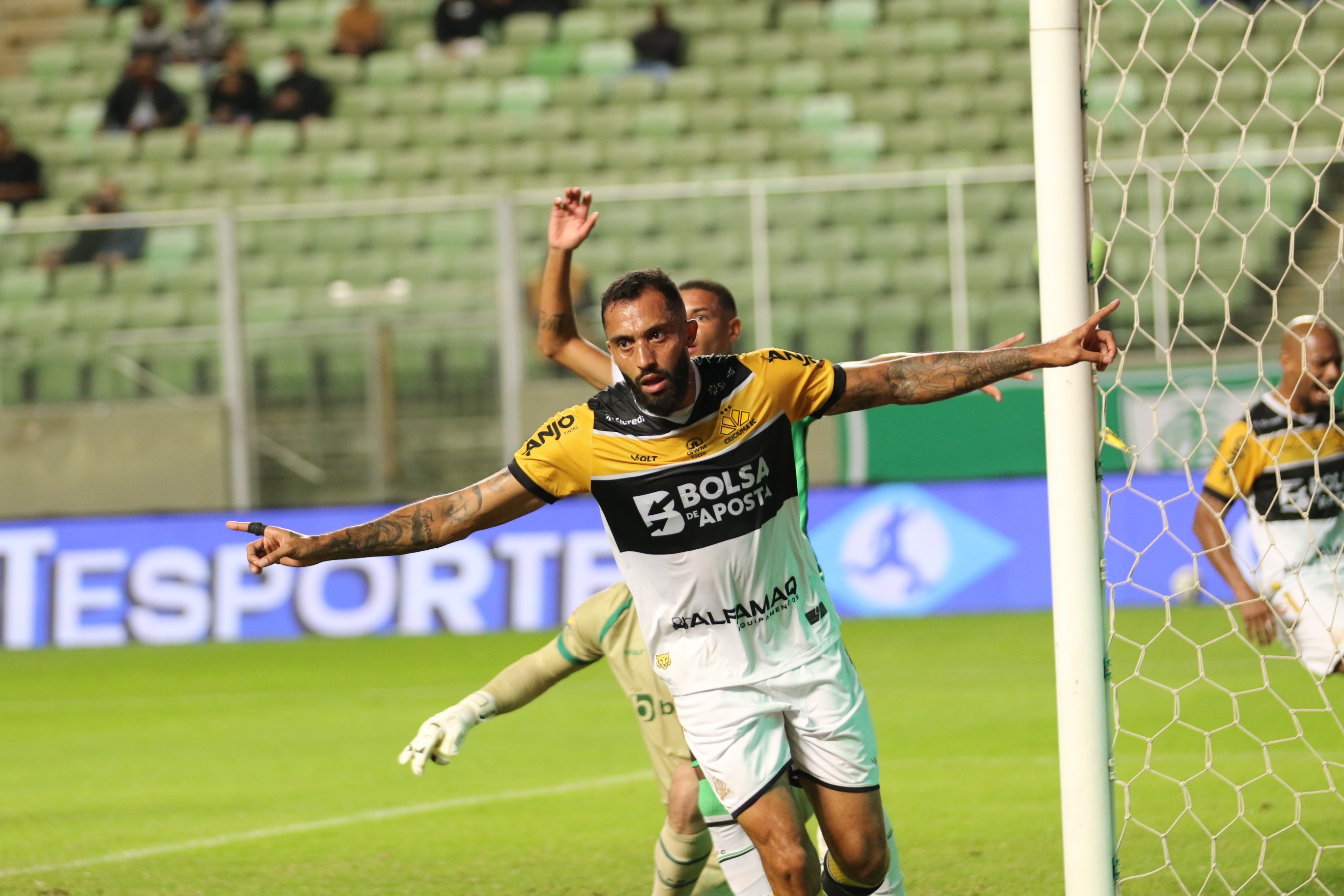 Puskas? Zagueiro do Criciúma revela que já vinha treinando golaço de letra