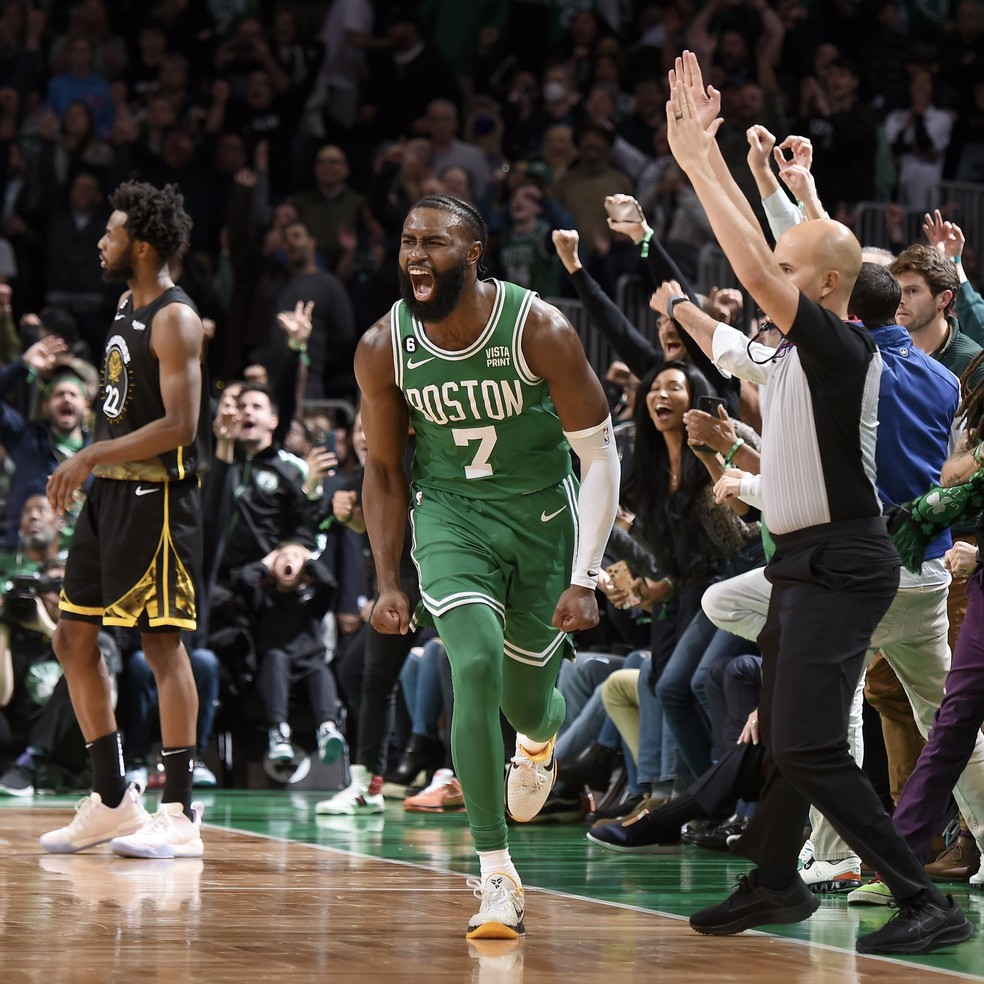 Bucks sofrem, mas vencem Boston Celtics em duelo de líderes na NBA