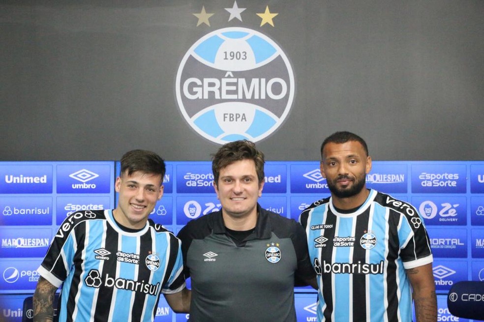 Lucas Besozzi e João Pedro são apresentado no Grêmio por Antônio Brum — Foto: Gabriel Girardon