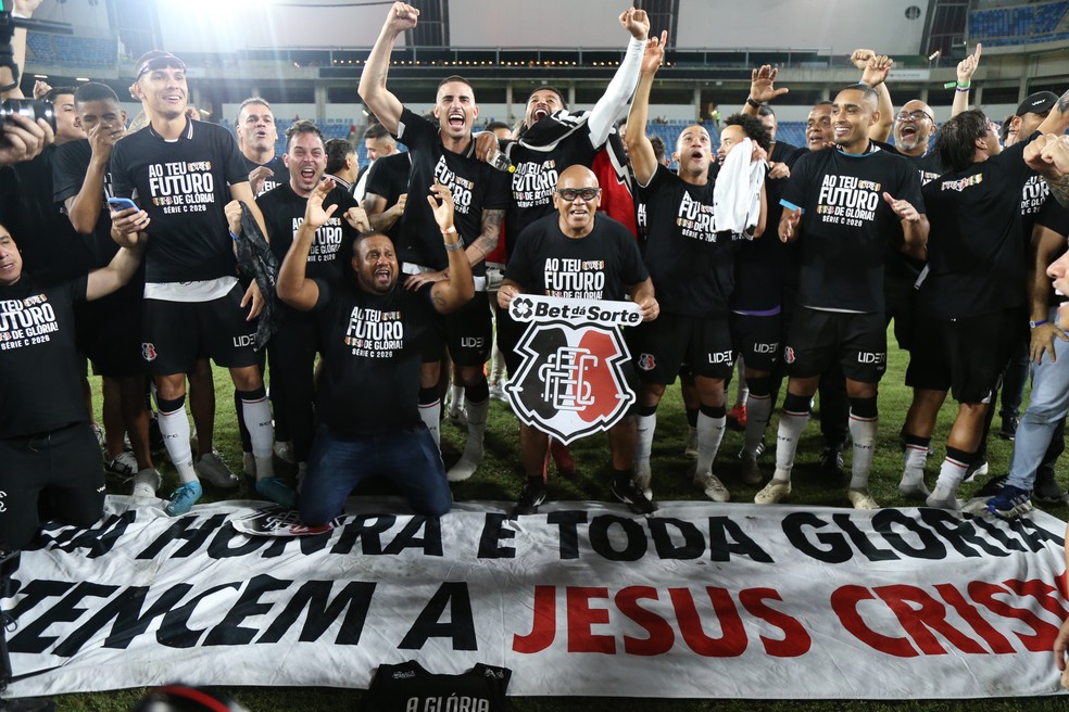 Jogadores do Santa Cruz comemoram acesso — Pernambuco na Série D