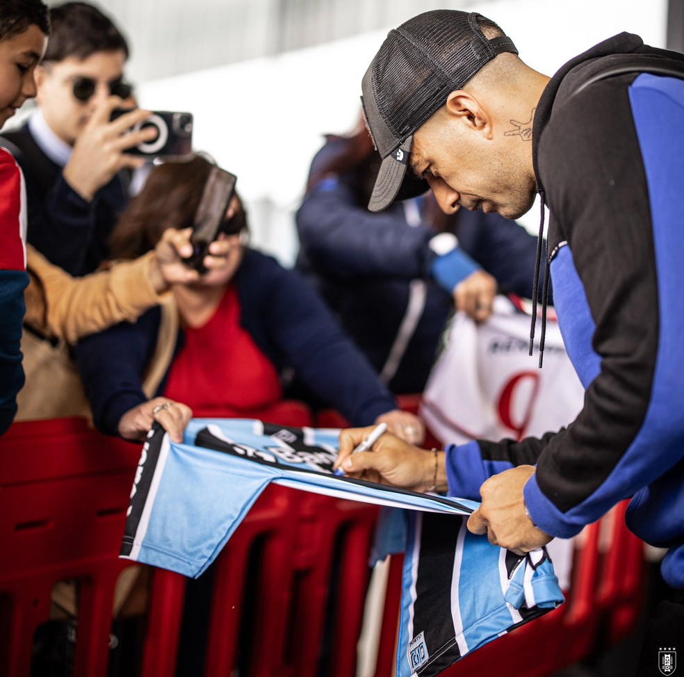 Suárez atendendo torcedores no Uruguai — Foto: Divulgação/AUF