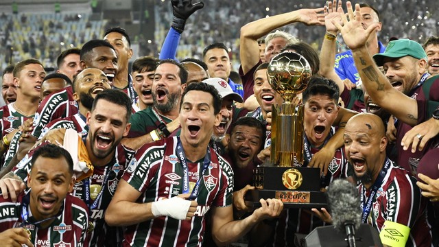Elenco do Fluminense com a taça da Recopa Sul-Americana 2024, conquistada no Maracanã