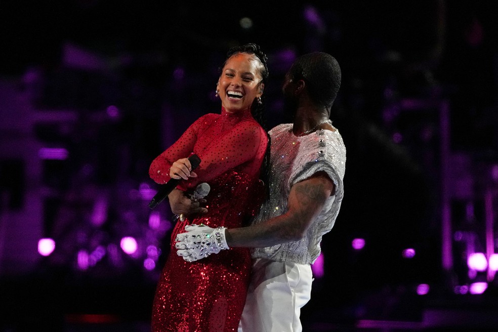 Alicia Keys é abraçada por Usher no show do intervalo do Super Bowl LVIII — Foto: Kyle Terada-USA TODAY Sports