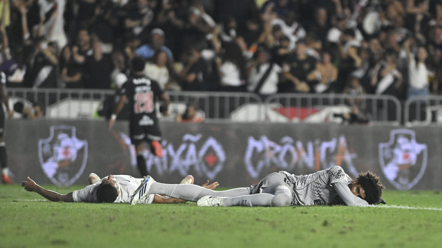 Marino comemora gol do Vasco contra o Corinthians