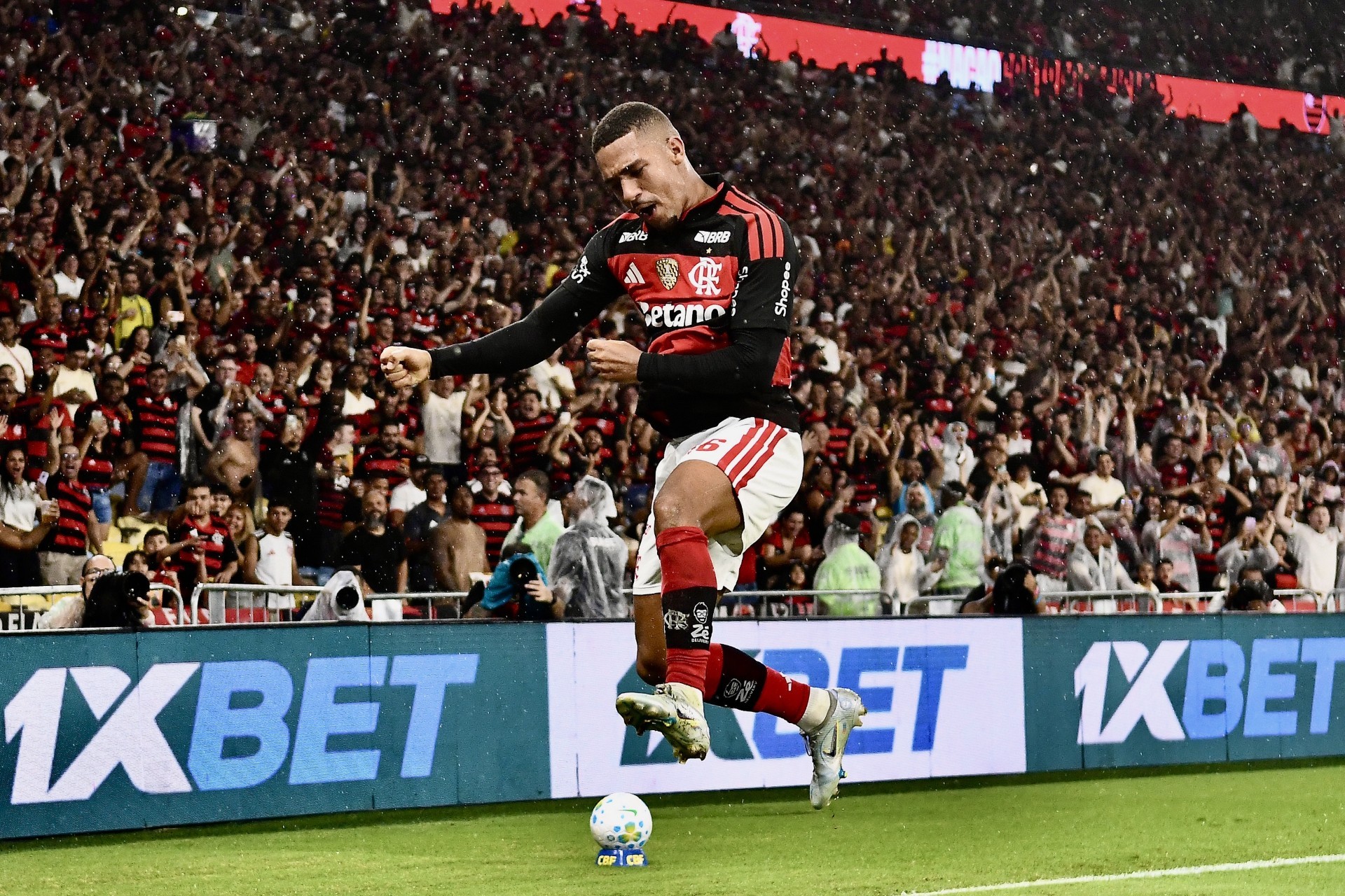 Lino iguala recorde de gols em 2025 com desempenho impressionante no Flamengo