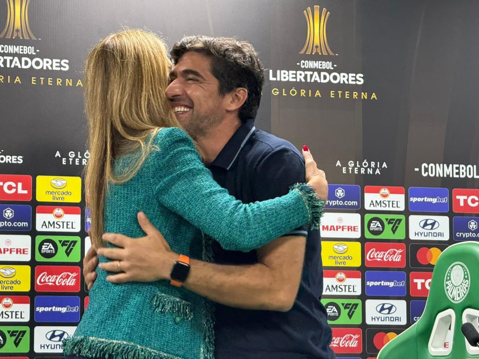Leila Pereira abraça Abel Ferreira após classificação do Palmeiras — Foto: Camila Alves