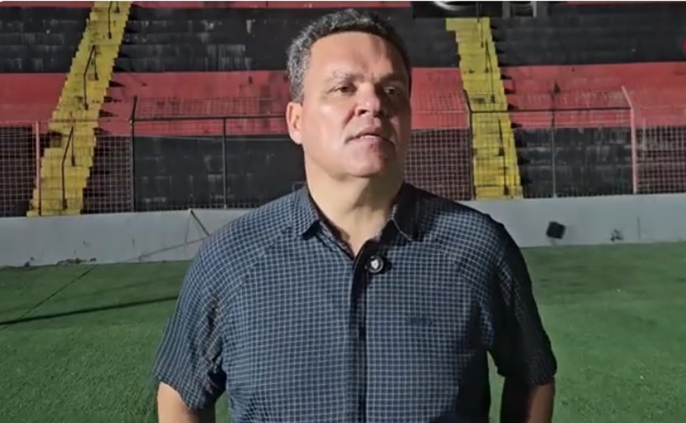 Adson Batista, presidente do Atlético-GO, na Ilha do Retiro — Foto: Dragão TV
