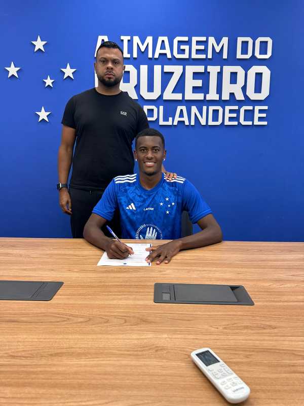 Renovação de zagueiro e meia da base do Cruzeiro com multa milionária.